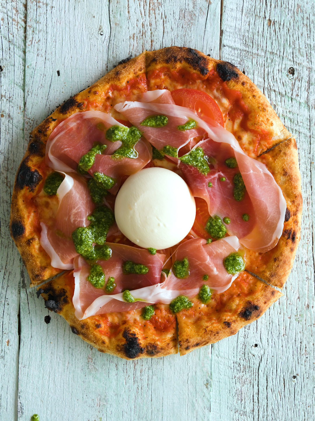Burrata-Caprese-Pizza nach Neapolitanischer Art