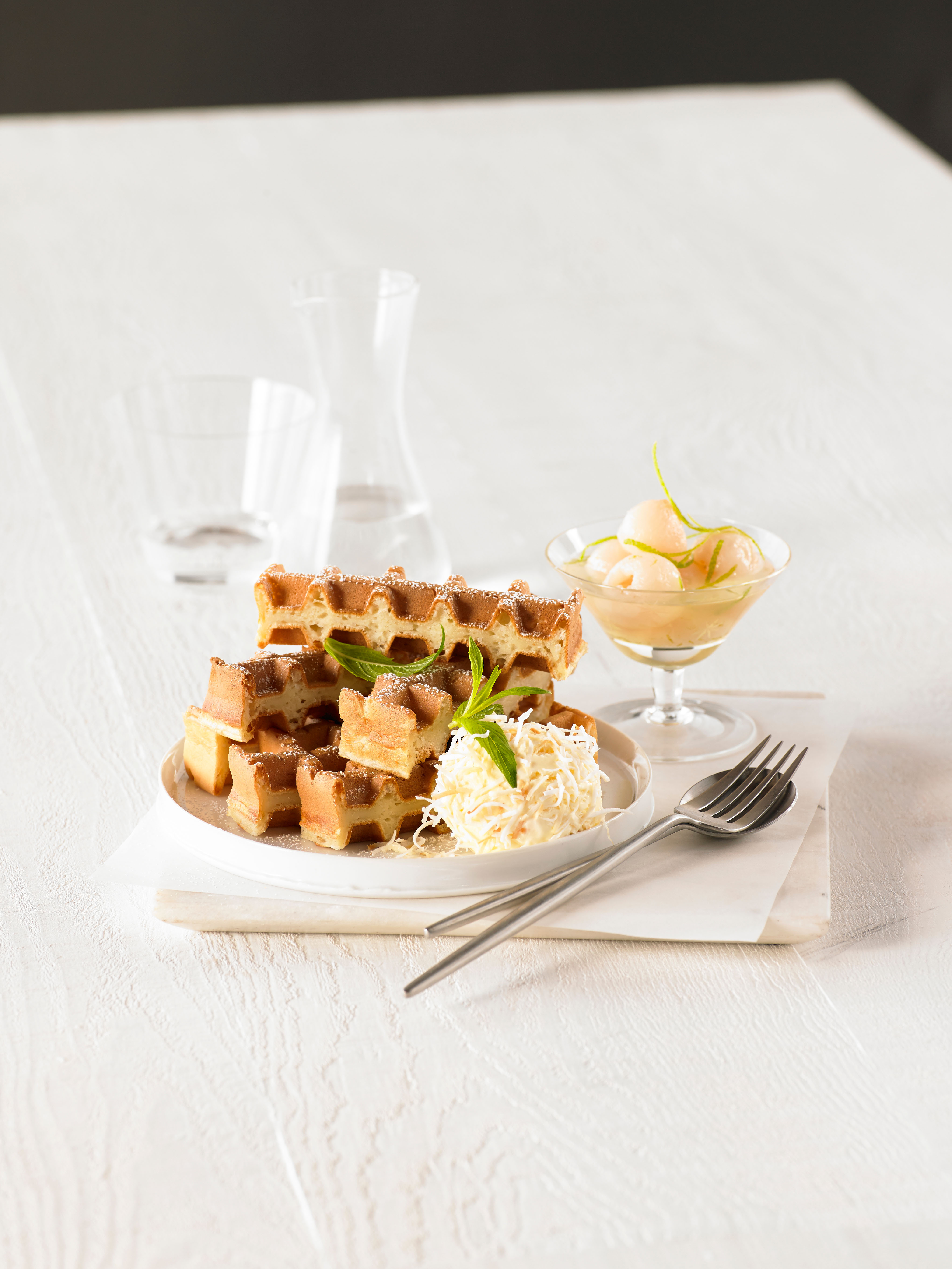 Kokoswaffeln mit Limetten- und Litschisirup