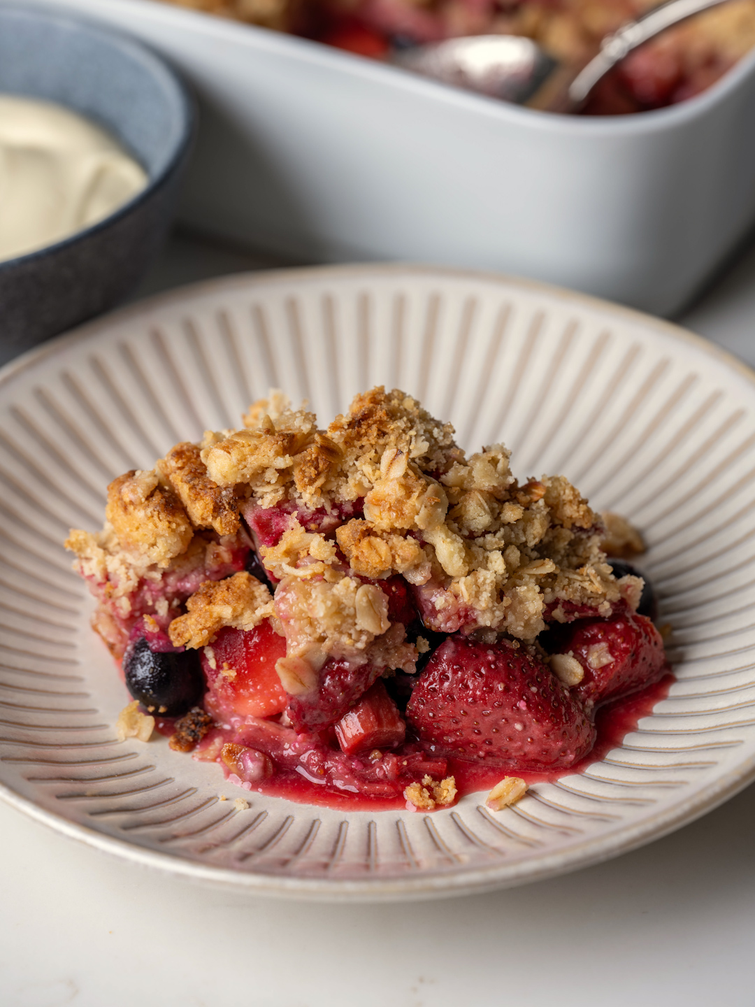 Klassischer Rhabarber-Beeren-Streuselkuchen