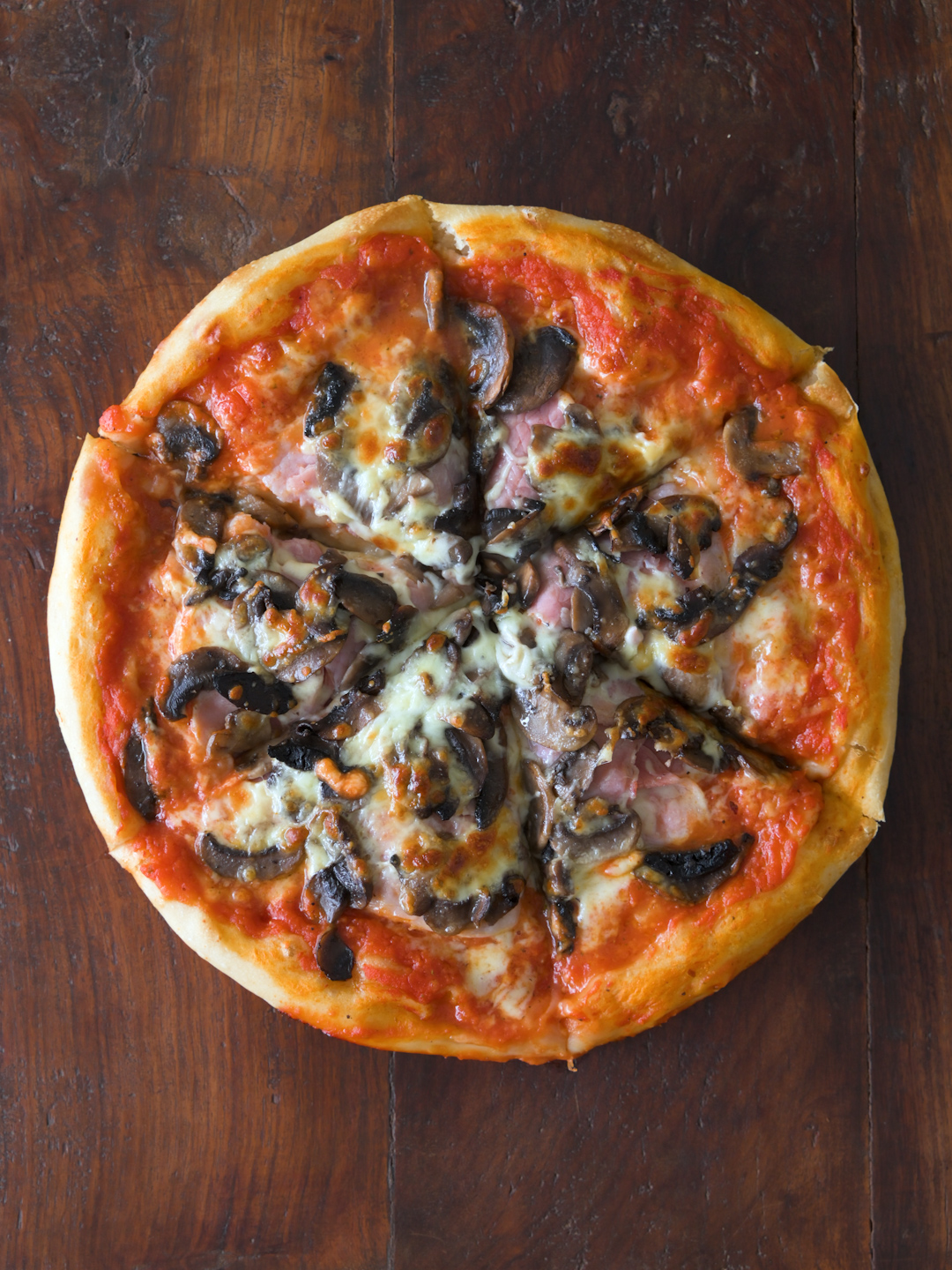 Pfannenpizza mit Schinken und Pilzen