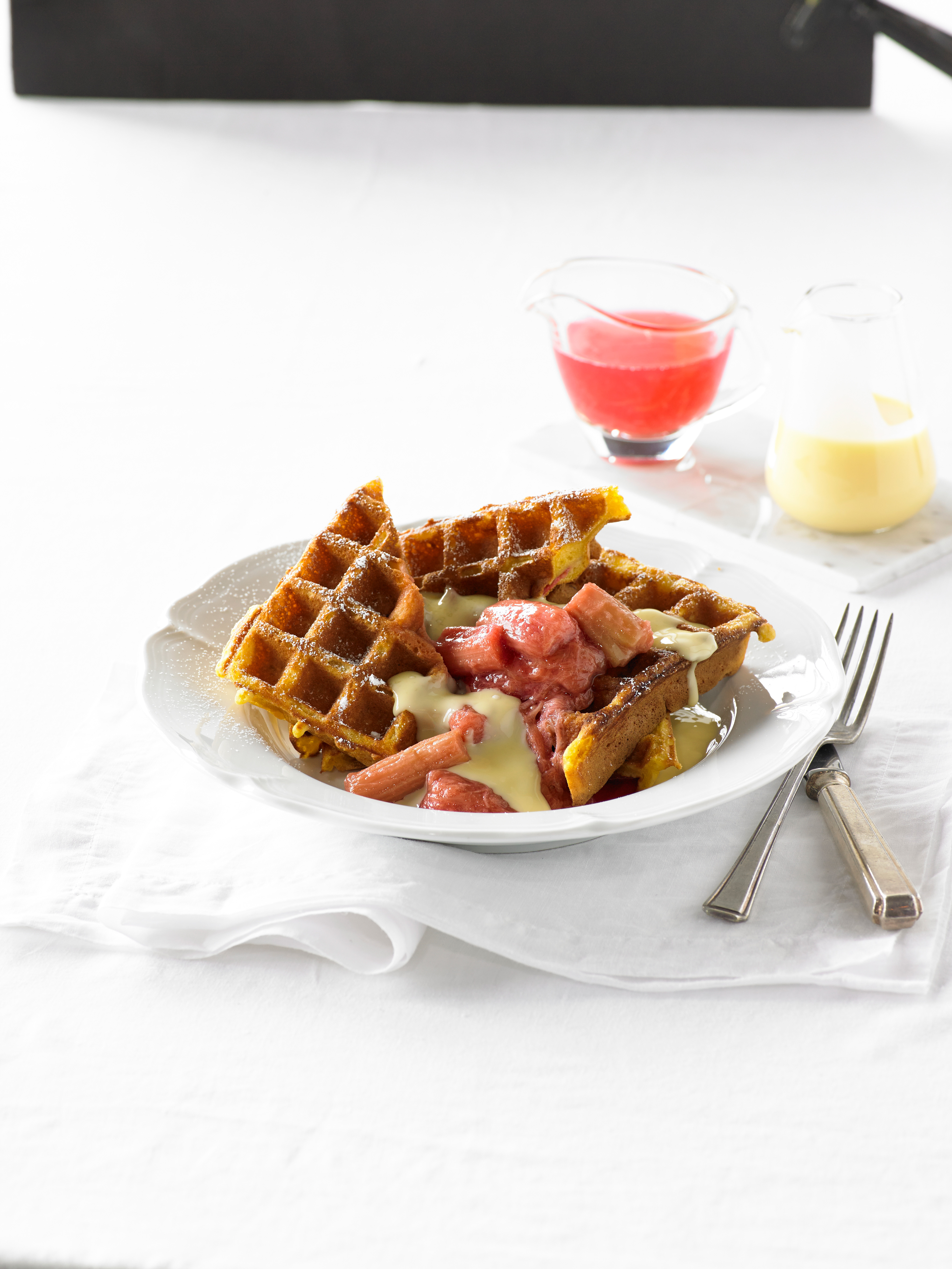 Pochierte Rhabarber- und Vanillepuddingwaffeln