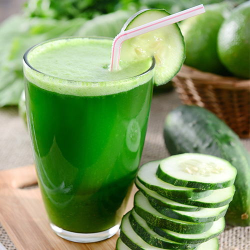 the Nutri Juicer® Cold Entsafter in Silber praktischer saft-ausgießer