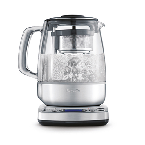 투명한 주전자 안에 물이 끓고있다.