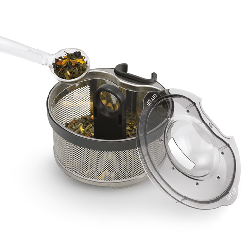 찻잎체에 찻잎을 넣는다.