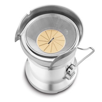 the Nutri Juicer® Plus Juicers in Silver unique extraction system