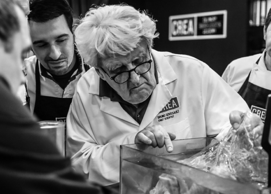 Gentleman analysing sous vide
