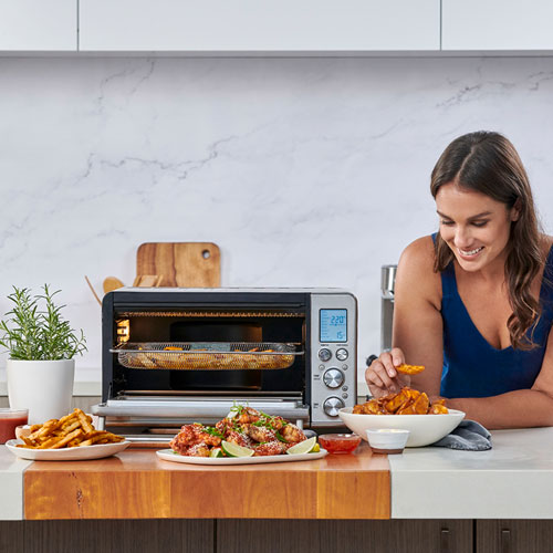 상위에 감자튀김이 들어있는 오븐과 각종 구운 요리들이 놓여져 있다.