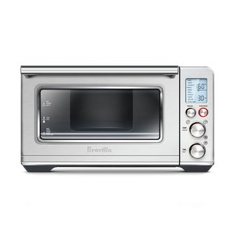 스크린과 여러 설정 다이얼이 장착되어있는 The Smart Oven.