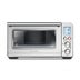 스크린과 여러 설정 다이얼이 장착되어있는 The Smart Oven.